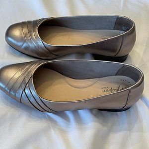Clarks Collection copper metallic shoes 7W